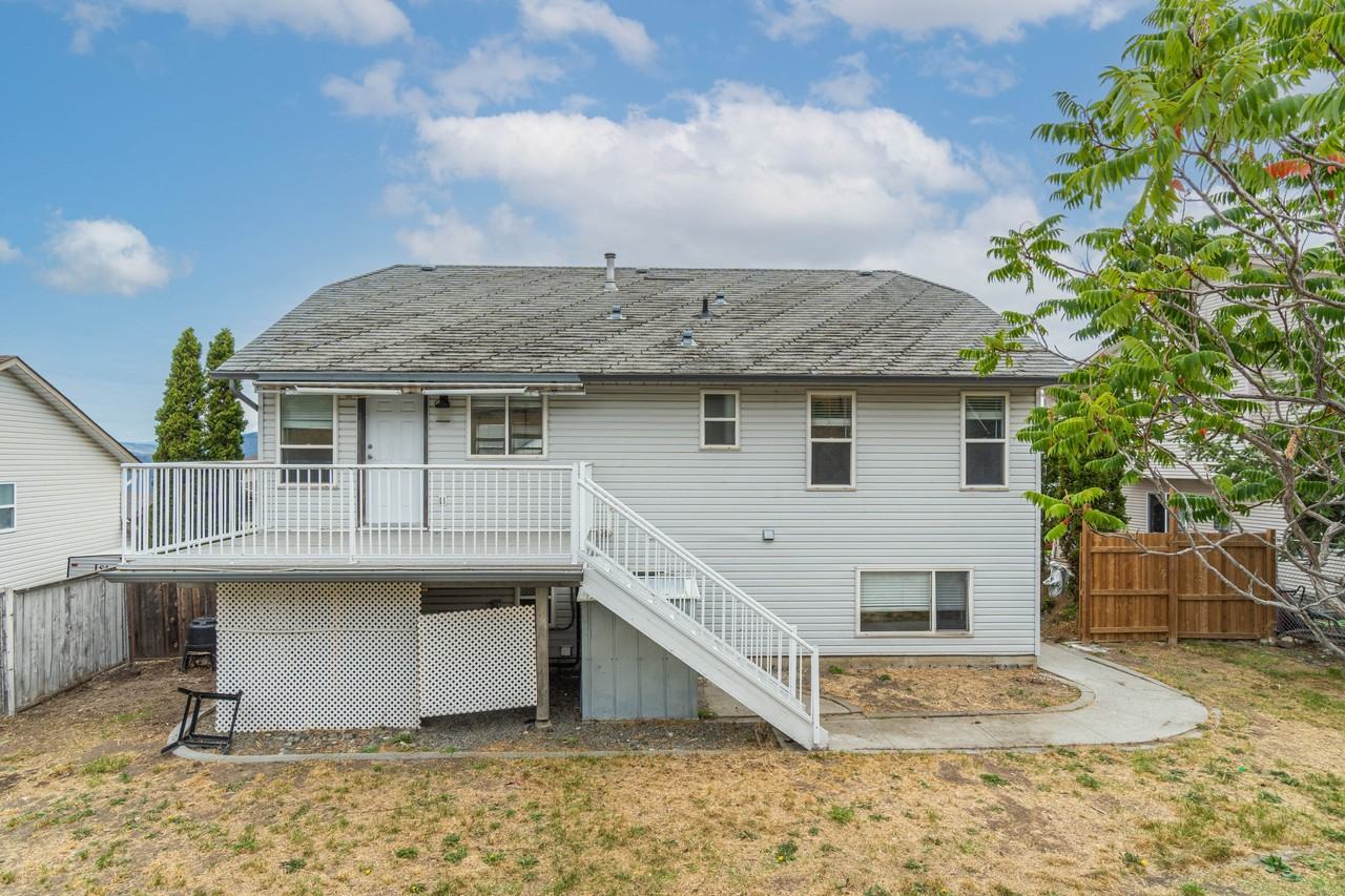 979 Greystone Cres Uppr - Photo 2 of 10