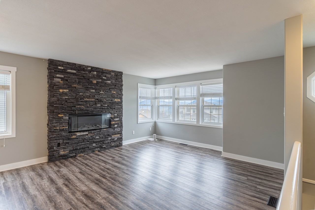 979 Greystone Cres Uppr - Photo 3 of 10