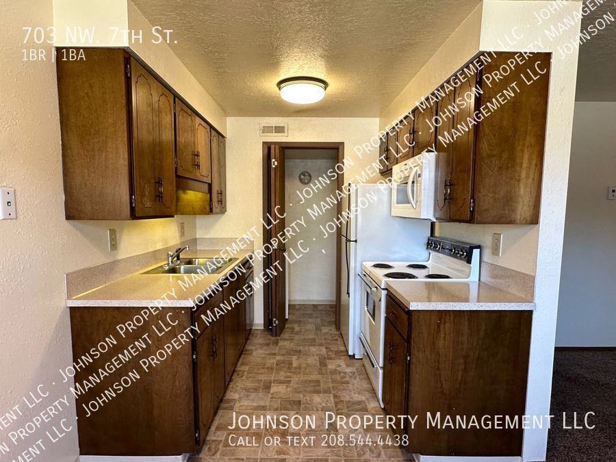 703 Nw 7th St - Photo 4 of 13