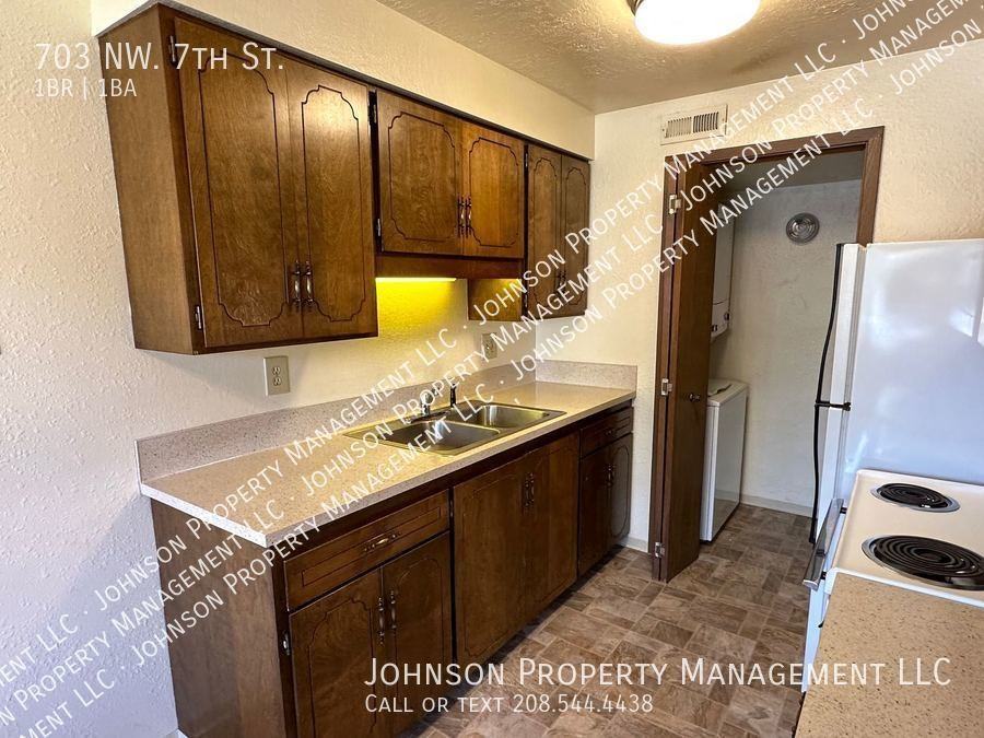 703 Nw 7th St - Photo 5 of 13