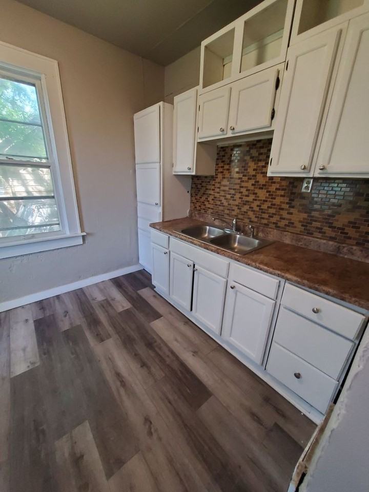 1323 W Ring St - Photo 2 of 9