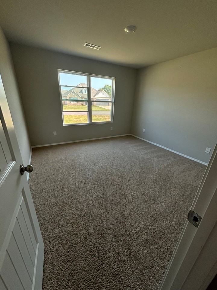 1302 Springvine Dr - Photo 2 of 10