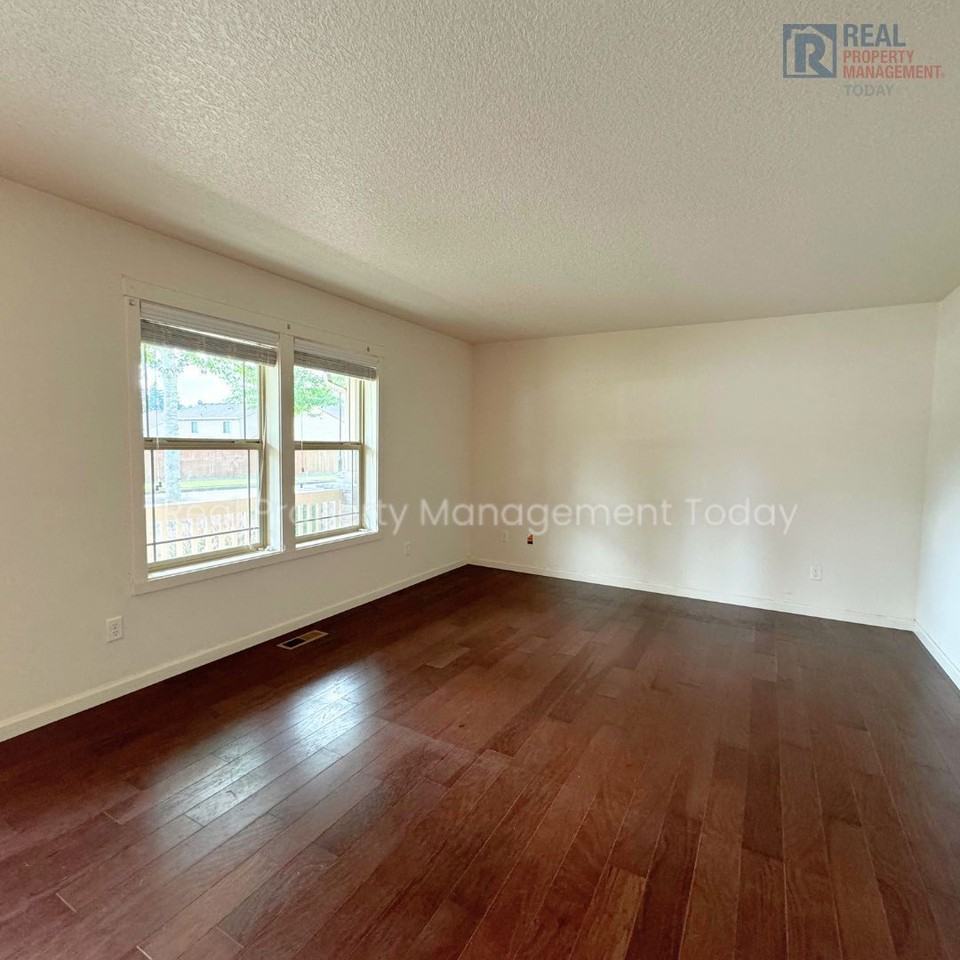 7316 Hayworth Ave Ne - Photo 3 of 23