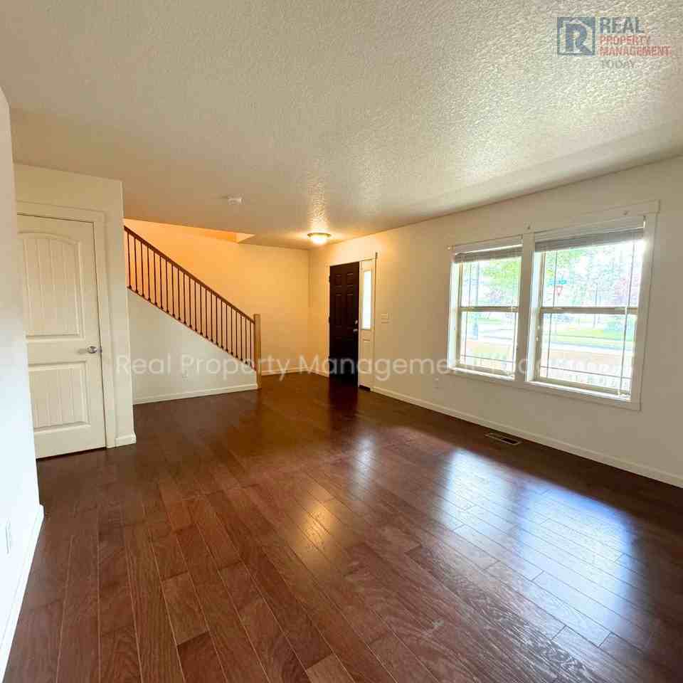 7316 Hayworth Ave Ne - Photo 4 of 23