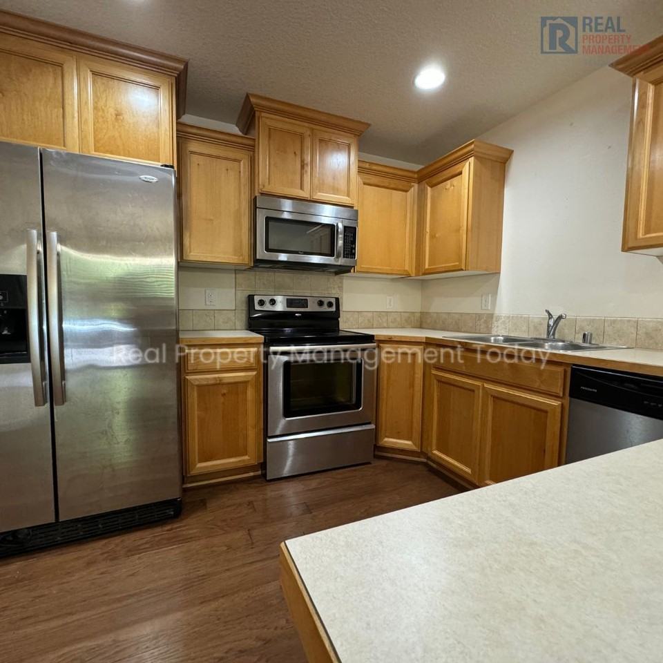 7316 Hayworth Ave Ne - Photo 5 of 23
