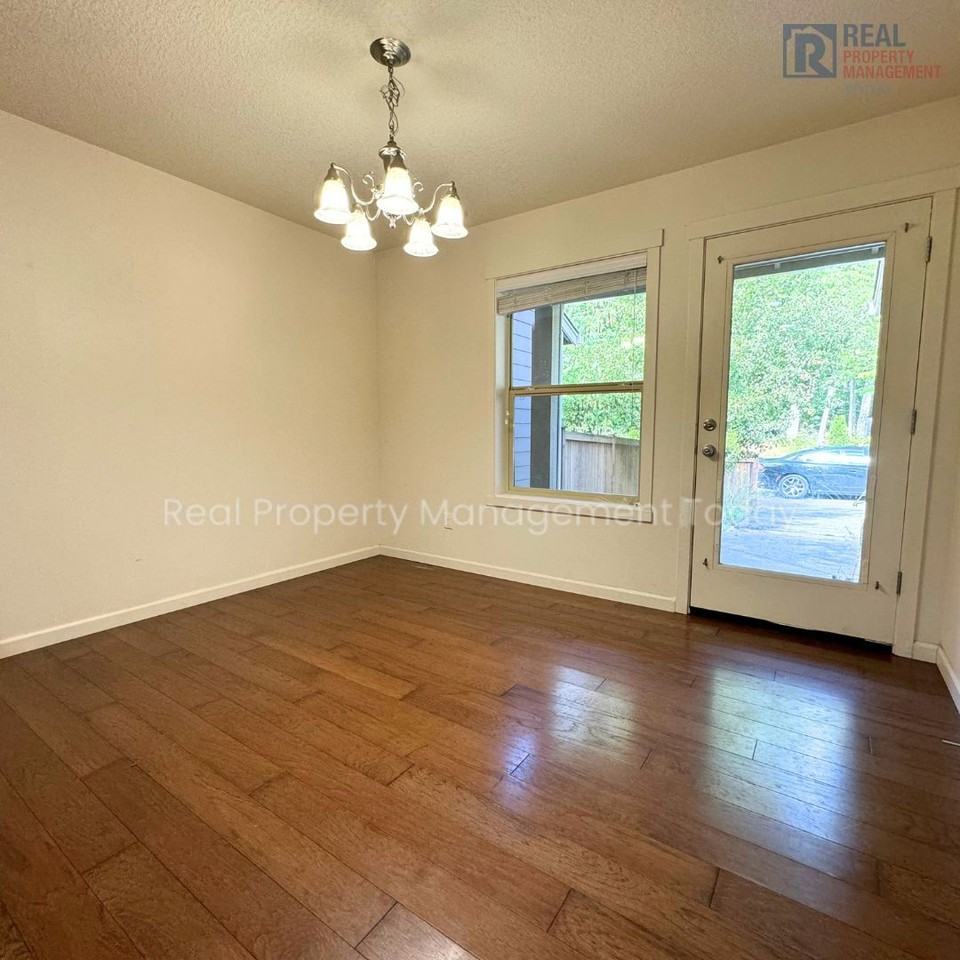 7316 Hayworth Ave Ne - Photo 7 of 23