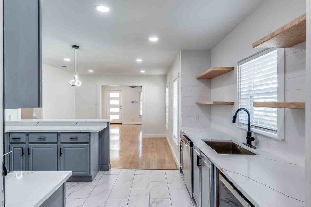 6331 6331 Military Parkway - Military Pkwy House - Photo 5 of 13