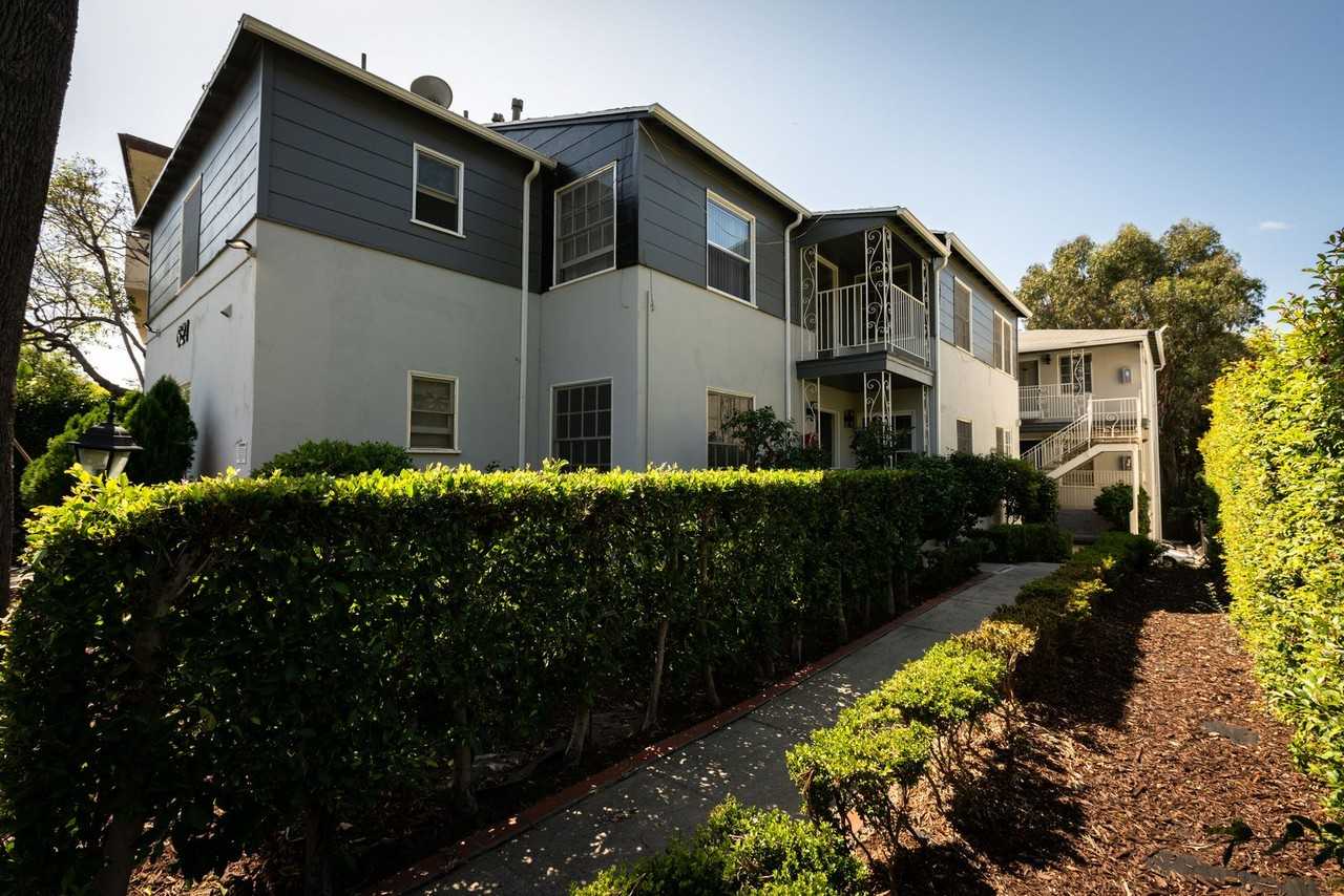 621 Midvale Avenue - Photo 3 of 23