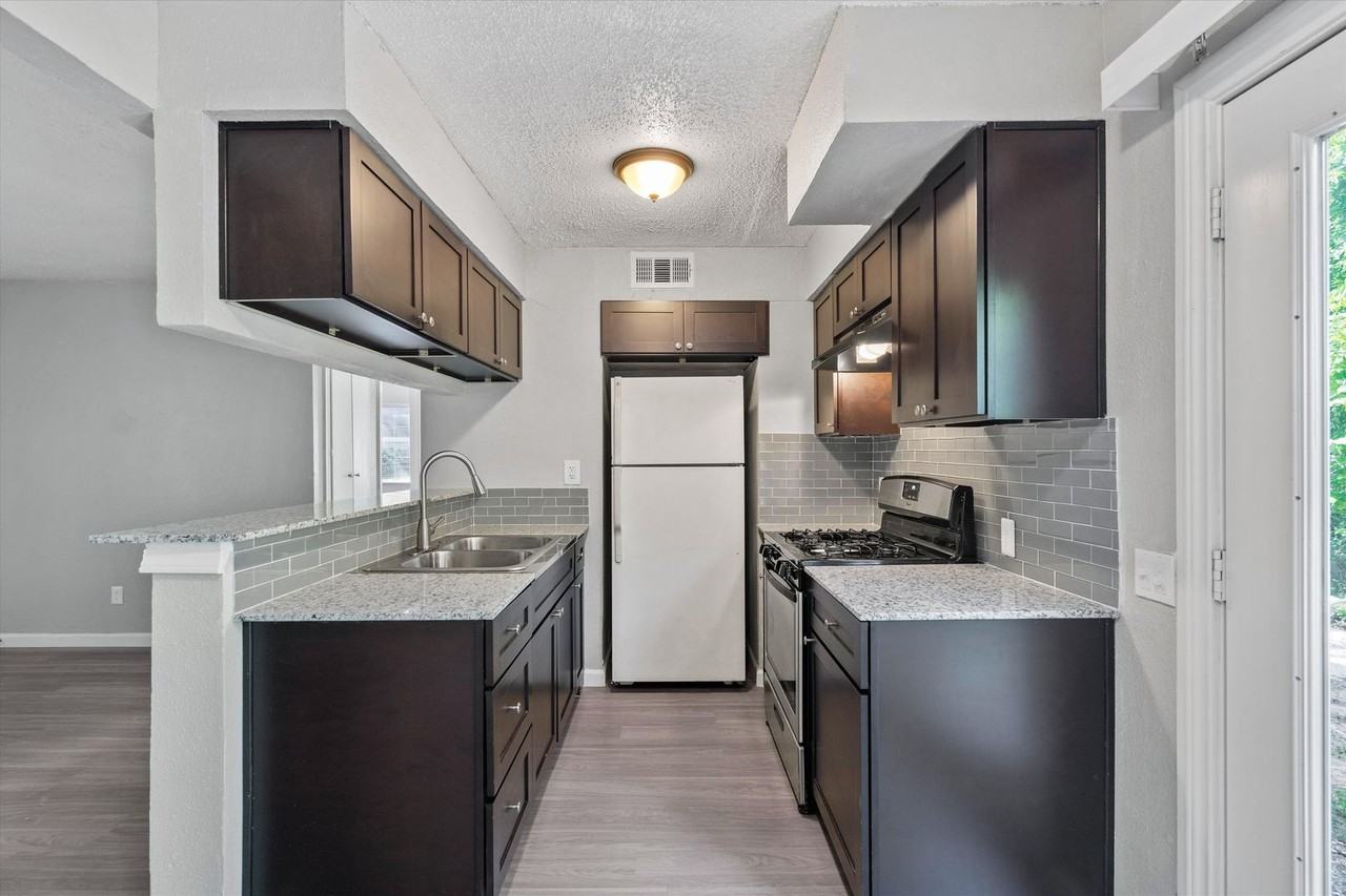 2501 Manor Cir #B - Photo 6 of 17