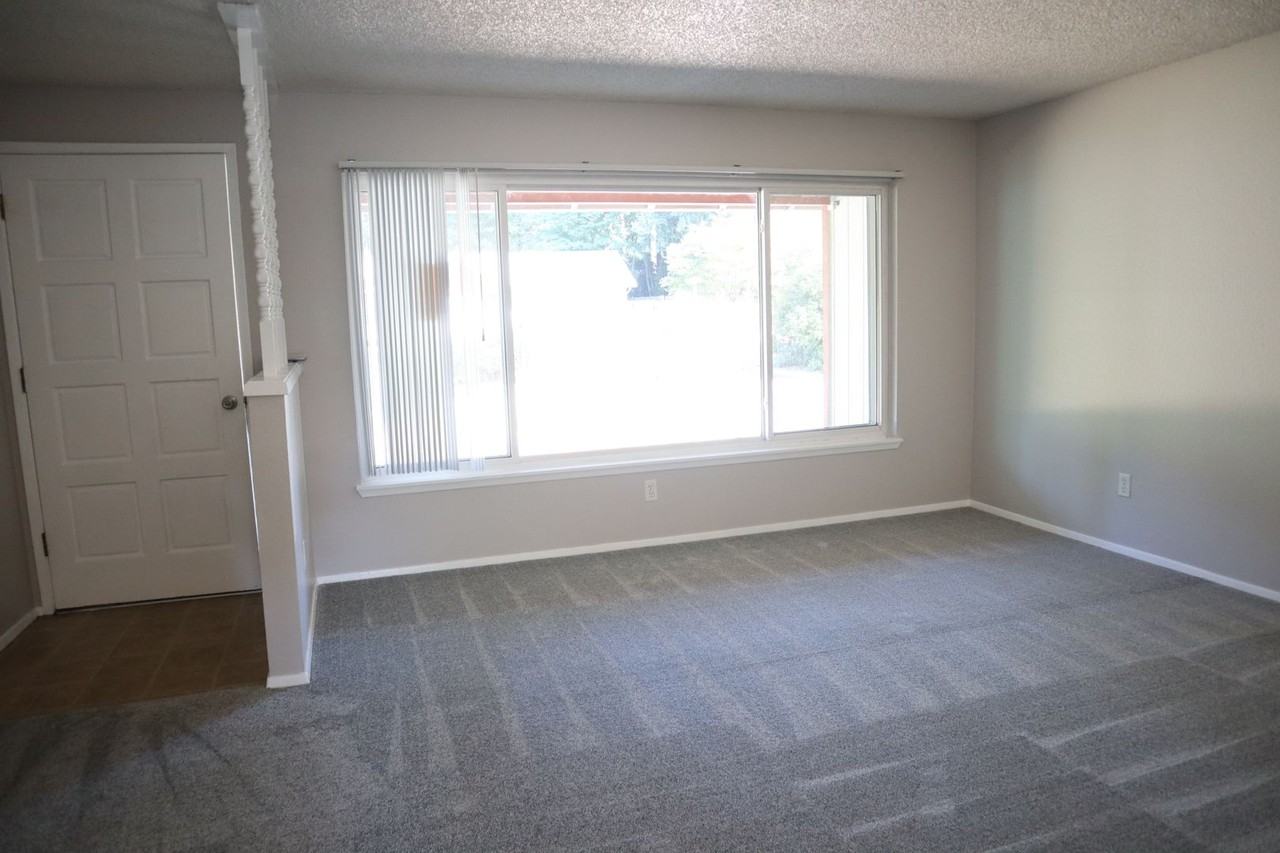 4518 Ne 142nd Ave - Photo 4 of 22