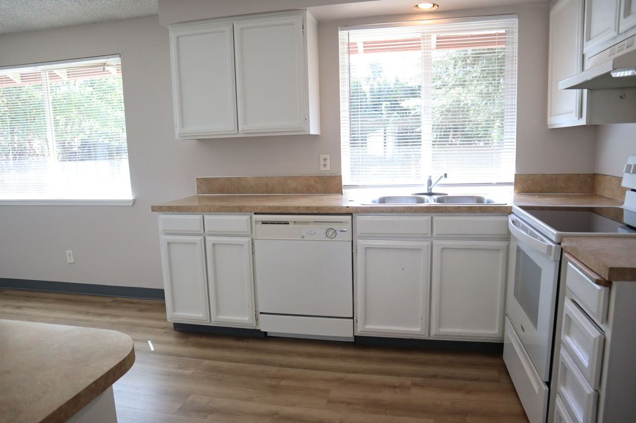 4518 Ne 142nd Ave - Photo 6 of 22
