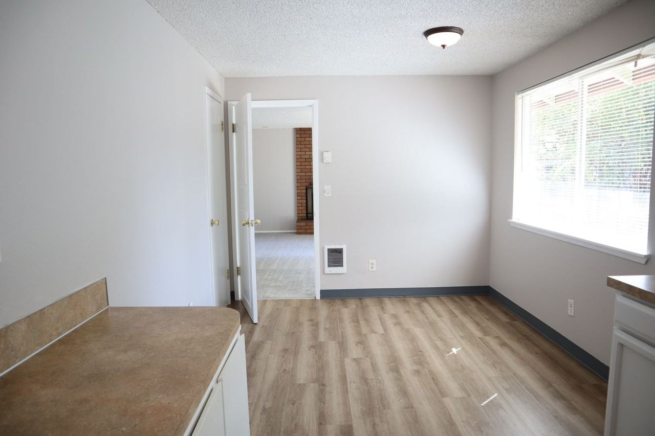 4518 Ne 142nd Ave - Photo 7 of 21