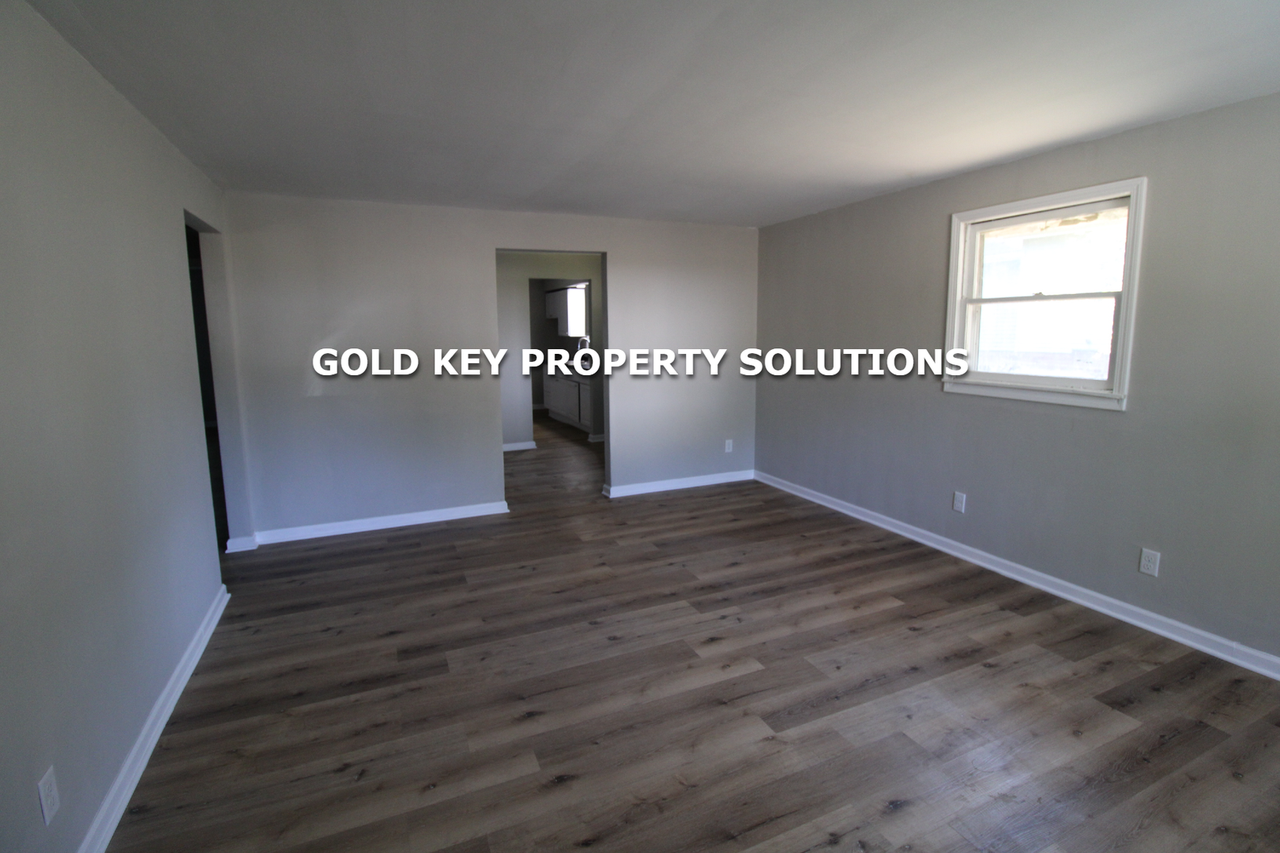 1535 W 21st St - Photo 3 of 12