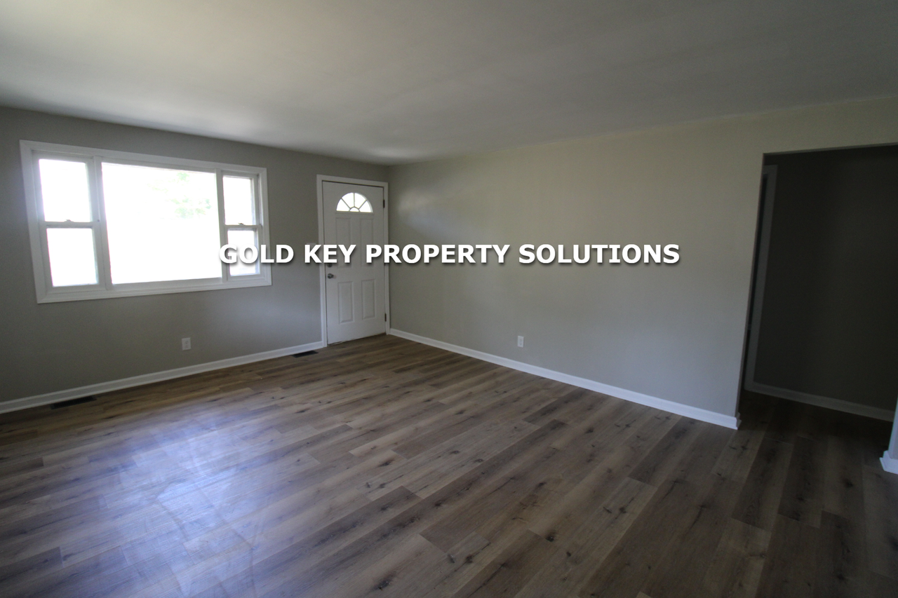 1535 W 21st St - Photo 4 of 12