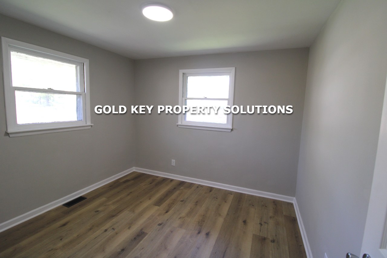 1535 W 21st St - Photo 5 of 12