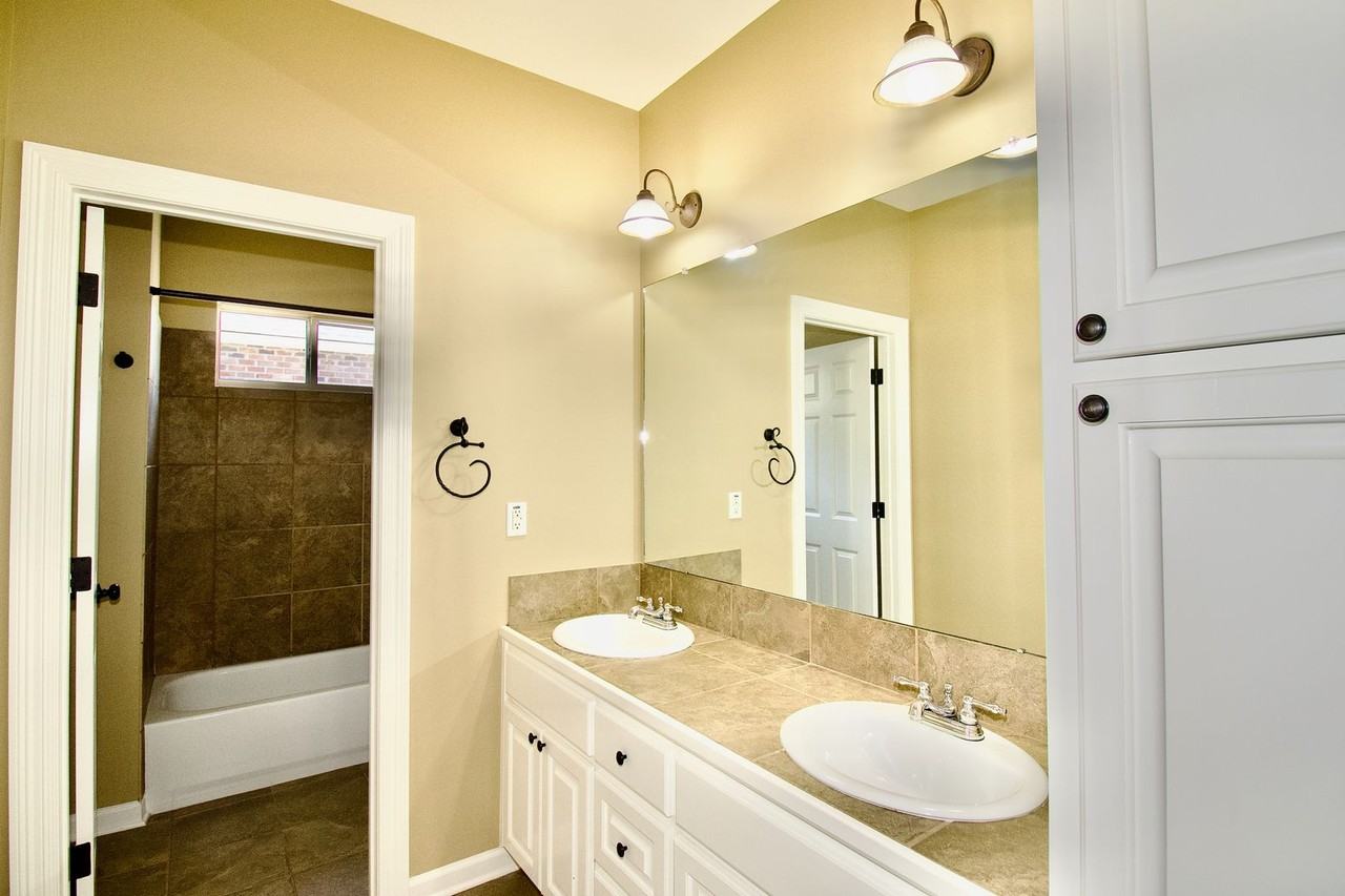 2166 Hillridge Ave - Photo 6 of 16