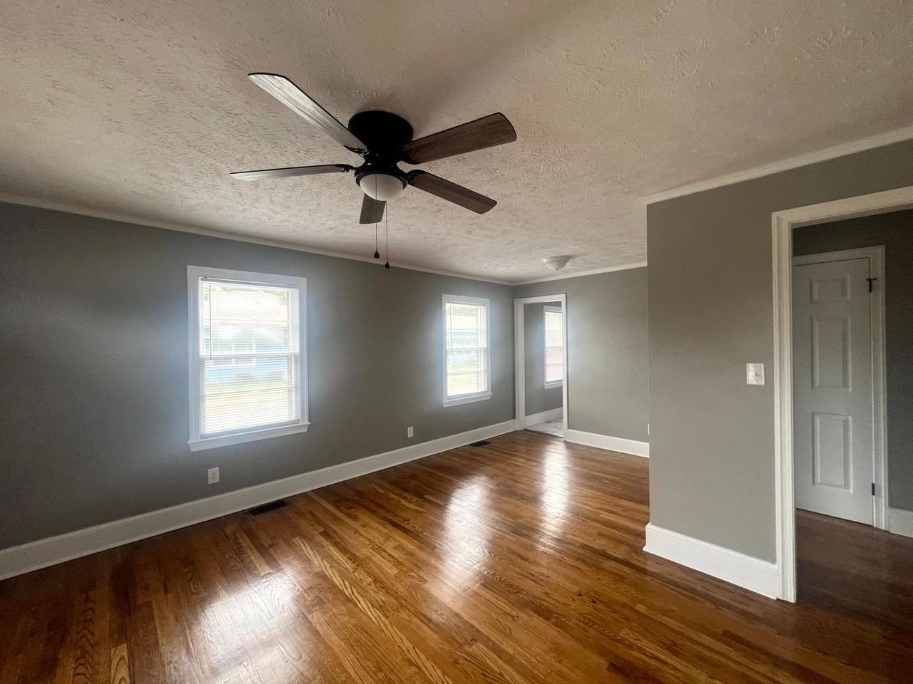 124 Eastwood Ave - Photo 3 of 15