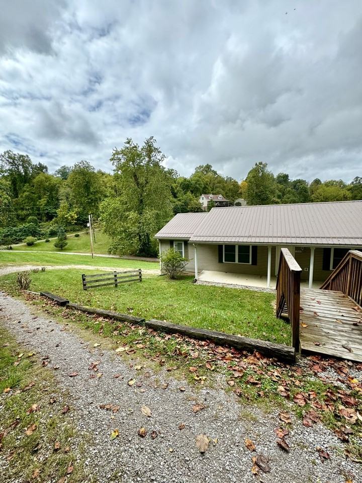 1560 Harding Rd - Photo 2 of 37
