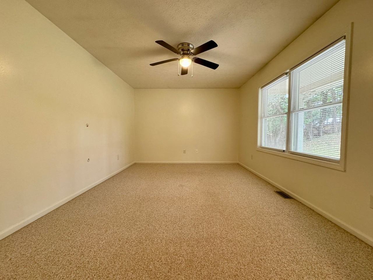 1560 Harding Rd - Photo 7 of 37