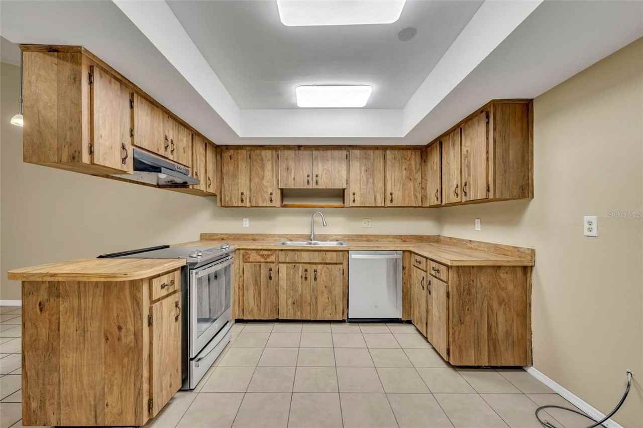 932 Robinhood Ct - Photo 7 of 16