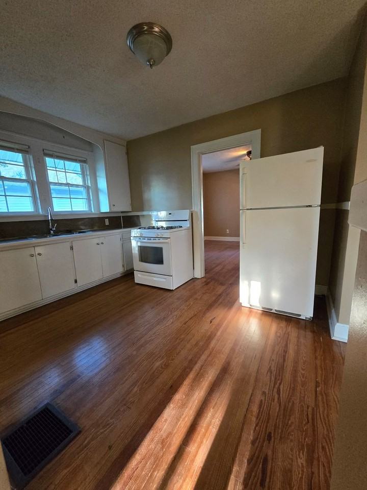 1012 Audubon Ave - Photo 3 of 12