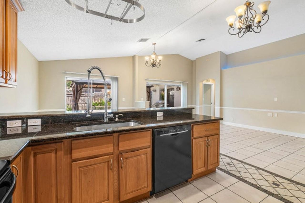 6597 Geneva St - Photo 3 of 23