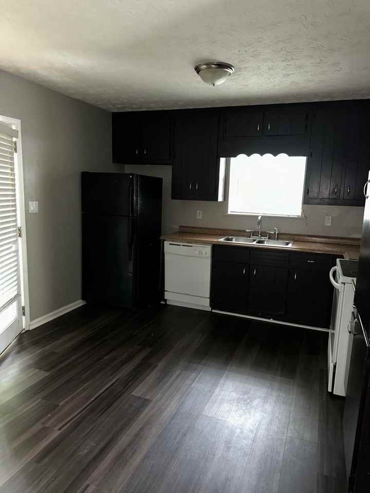 4766 Victoria Dr - Photo 3 of 5