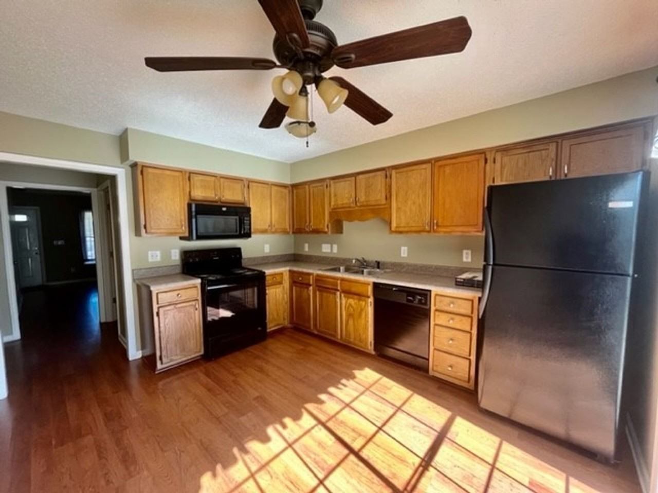 559 Mystic Dr - Photo 2 of 9