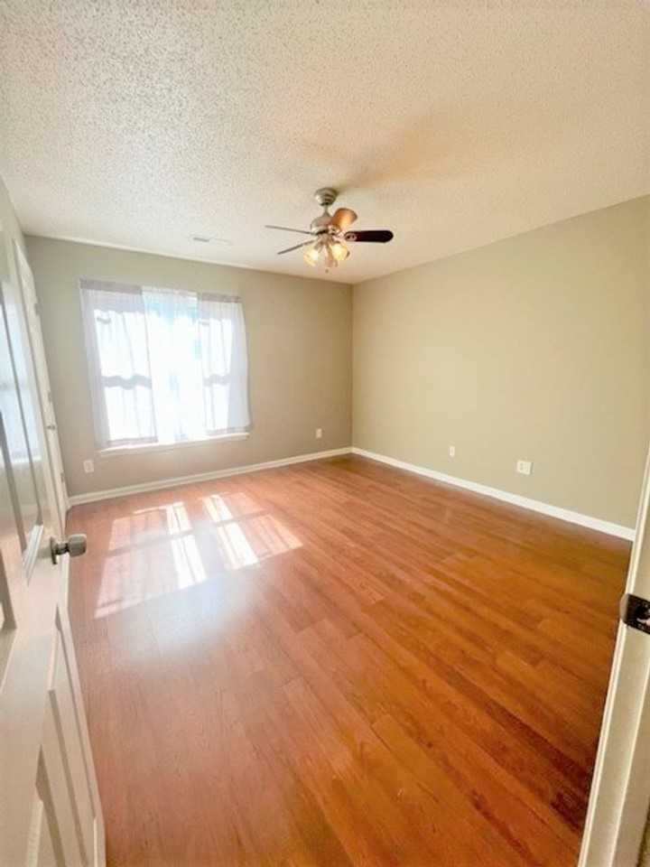 559 Mystic Dr - Photo 3 of 9