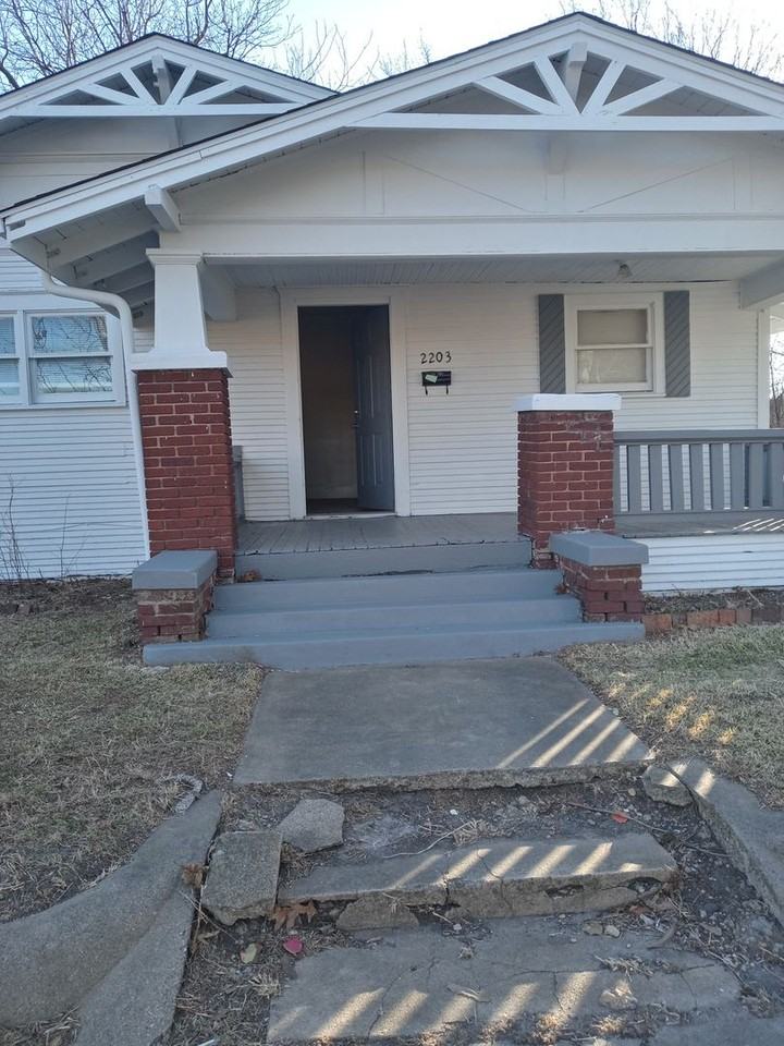 2203 Saint John St - Photo 2 of 7