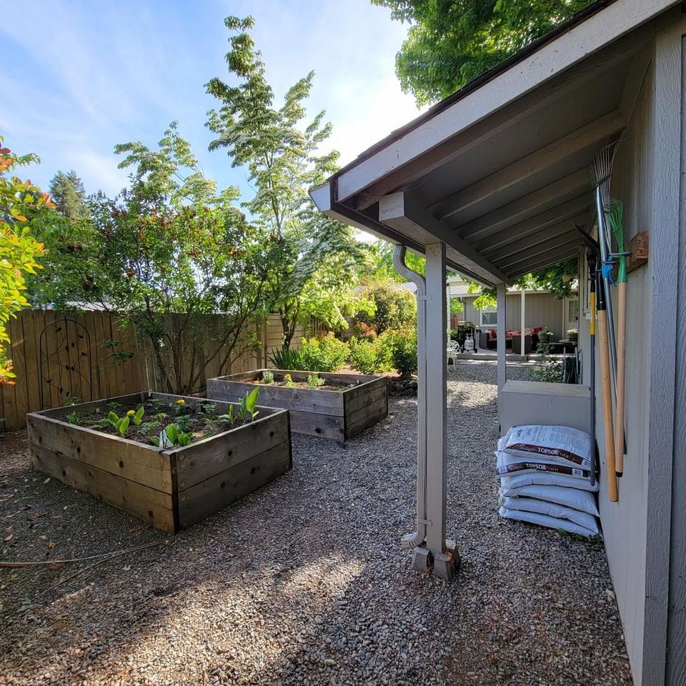 709 Sw Cypress St - Photo 2 of 23