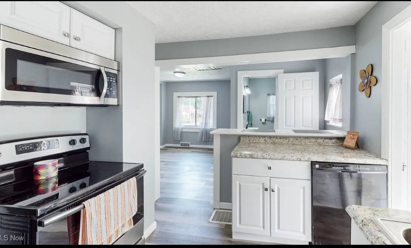 1067 Sawyer Ave - Photo 2 of 18