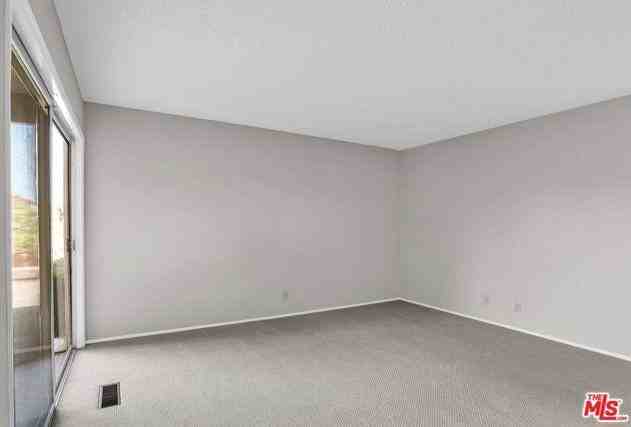 1201 Essex Ln - Photo 3 of 8