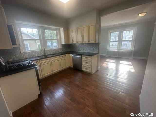530 Oceanpoint Ave - Photo 3 of 10