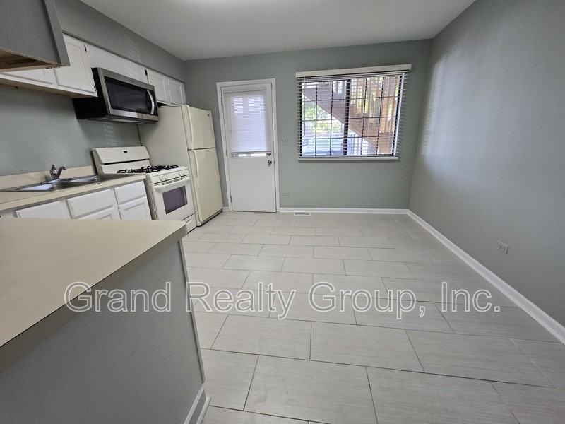 587 Anita Ave #1N - Photo 3 of 11