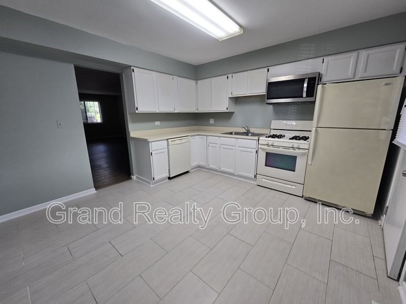 587 Anita Ave #1N - Photo 4 of 11