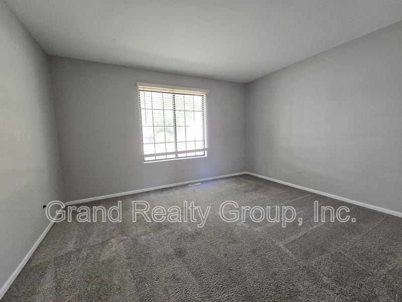 587 Anita Ave #1N - Photo 5 of 11