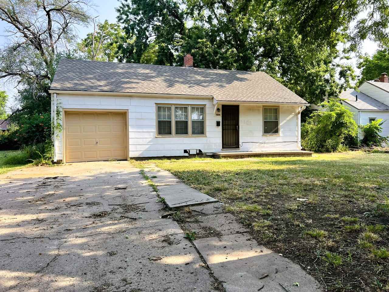 1722 E 22nd St N - Photo 2 of 14