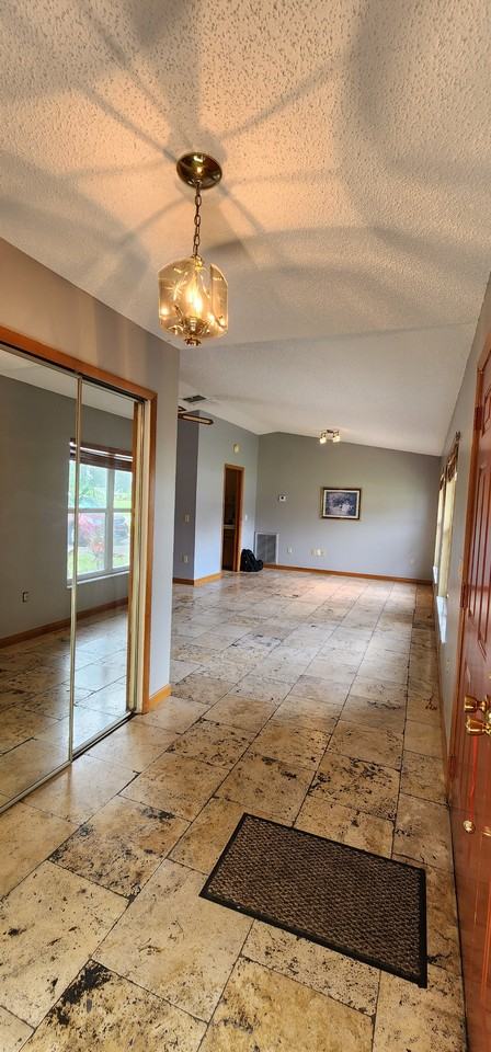 123 Hillcrest Dr - Photo 3 of 21