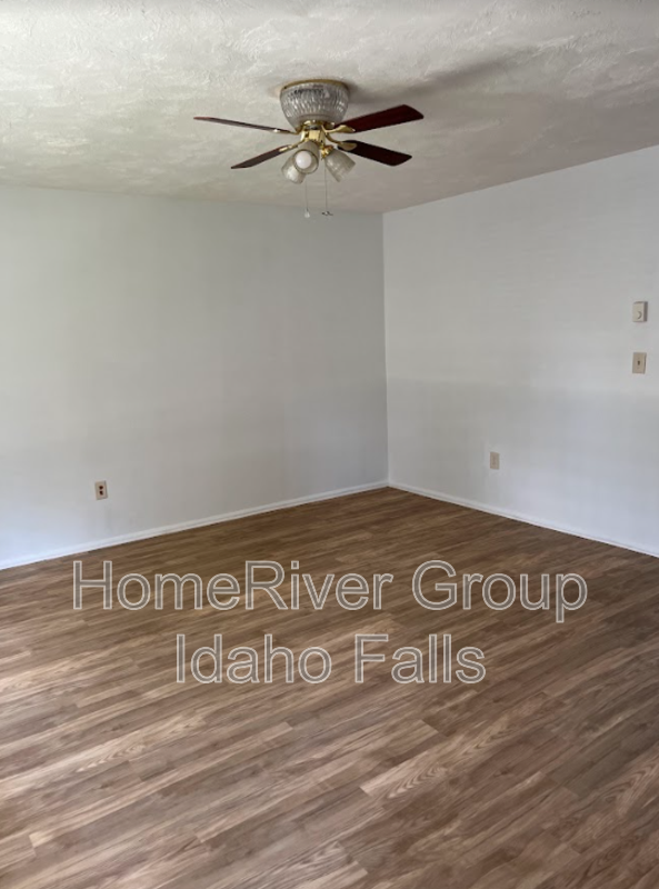 104 N Teton Ave - Photo 3 of 19