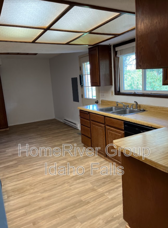 104 N Teton Ave - Photo 2 of 19