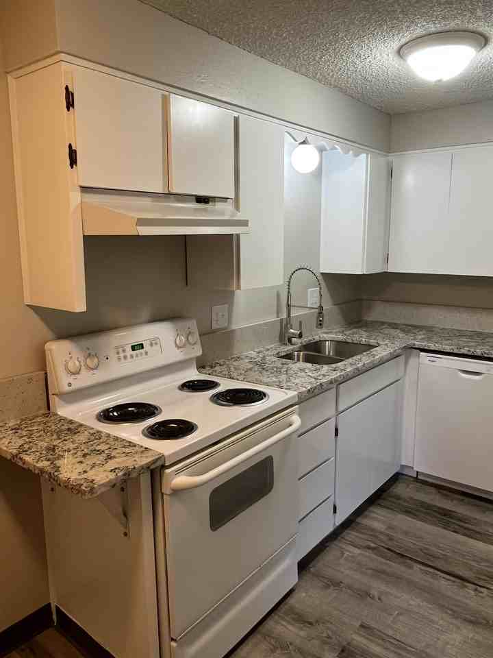 1040 Southeast Brooks Street - Photo 2 of 14