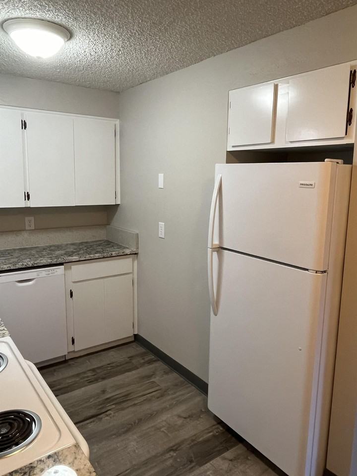 1040 Southeast Brooks Street - Photo 3 of 14