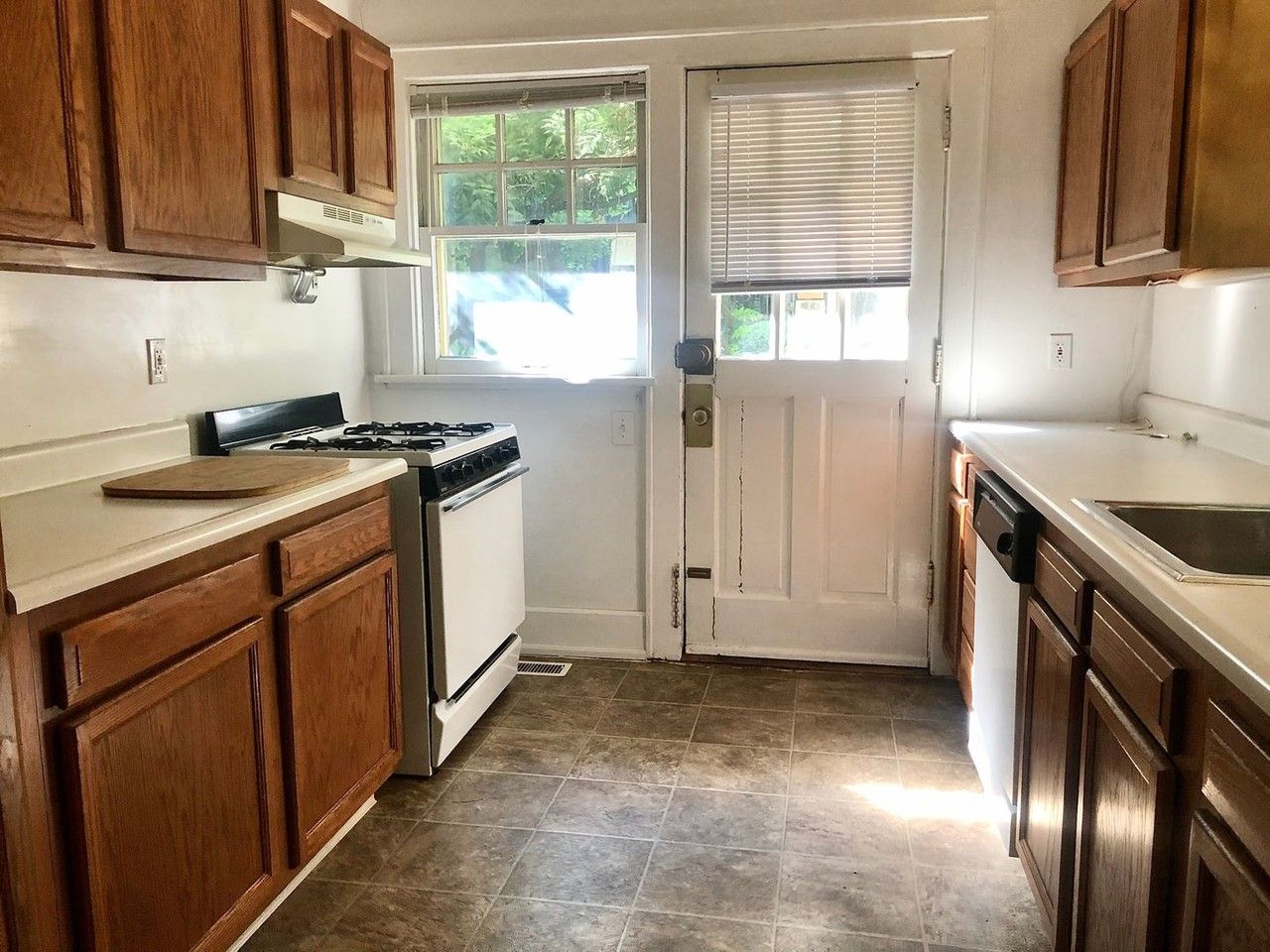 2034 Iuka Ave - Photo 5 of 18