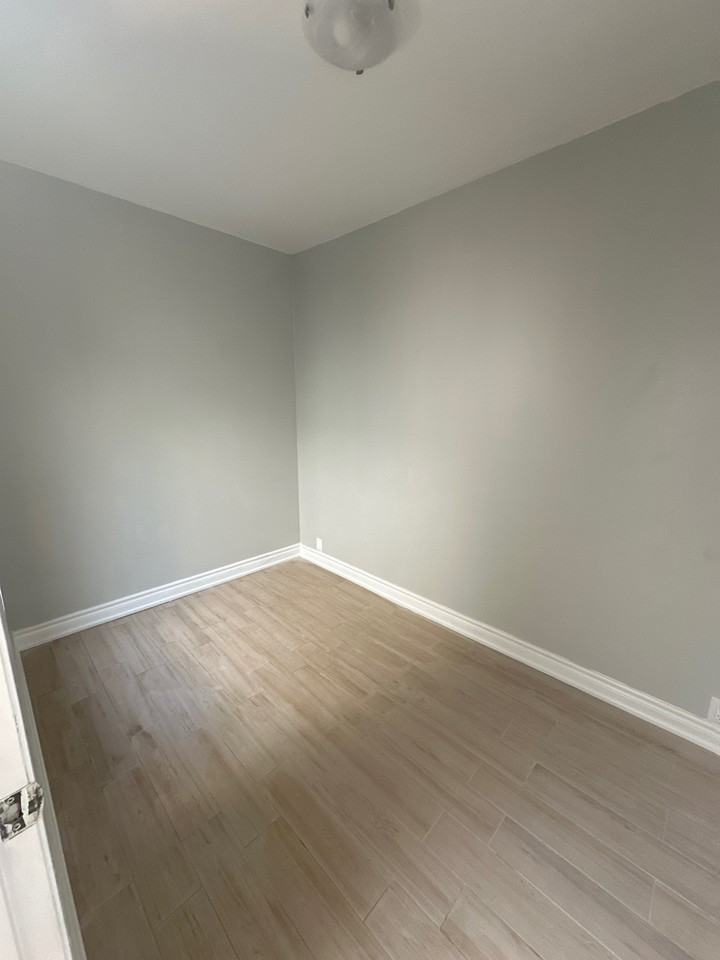 856A Millwood Rd - Photo 3 of 7