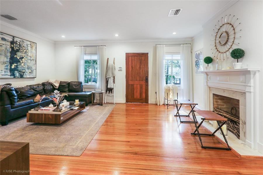 833 Alberca St - Photo 2 of 9