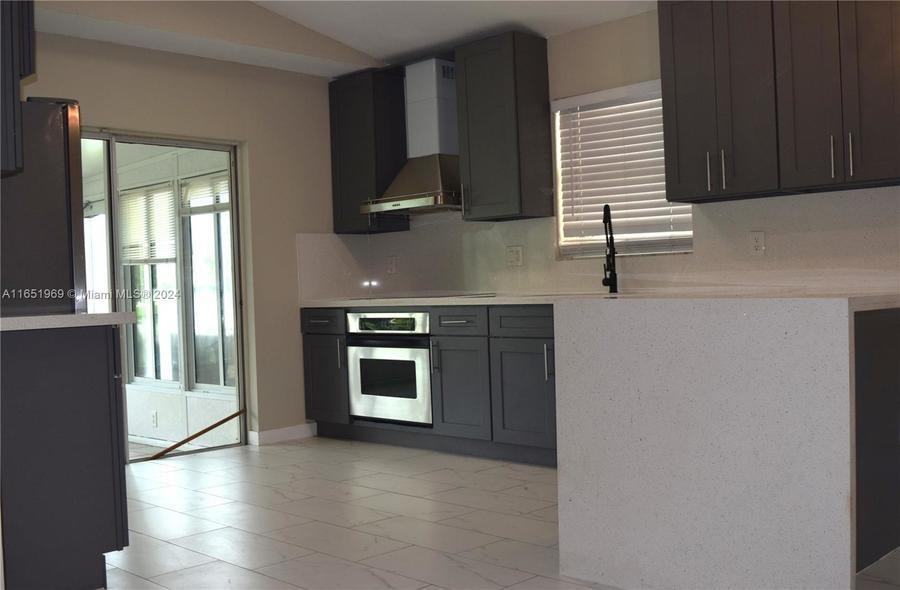 1020 Sw 99th Ave - Photo 2 of 15