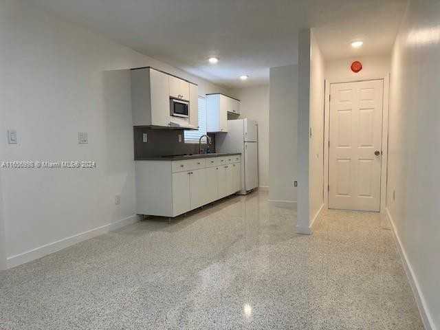 3677 Sw 14th St #REAR - Photo 3 of 8