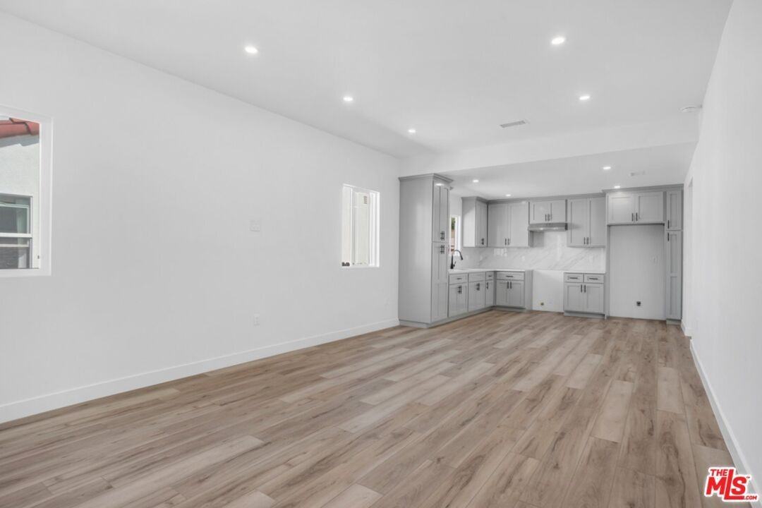 7526 S Hobart Blvd - Photo 2 of 19