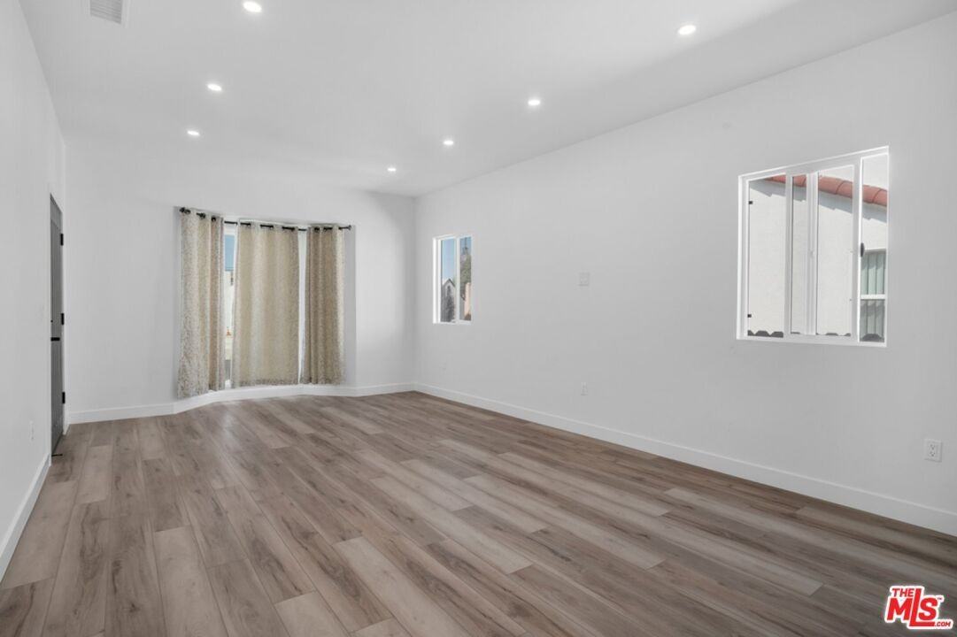 7526 S Hobart Blvd - Photo 3 of 19